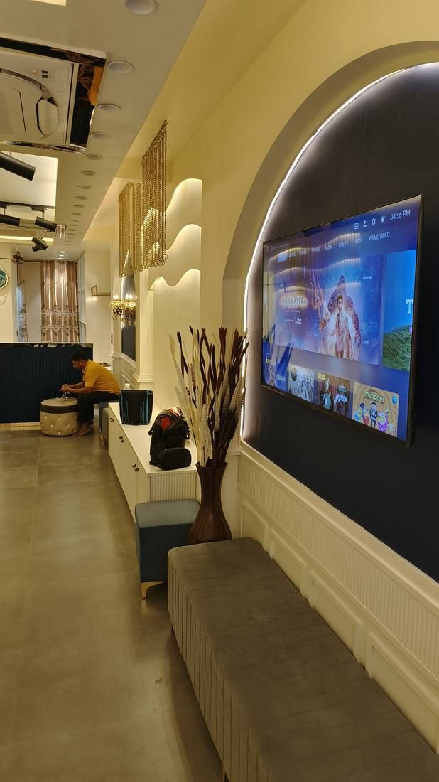 Boutique 107F in cream with a navy arched wall, display niches and a screen set into the wall